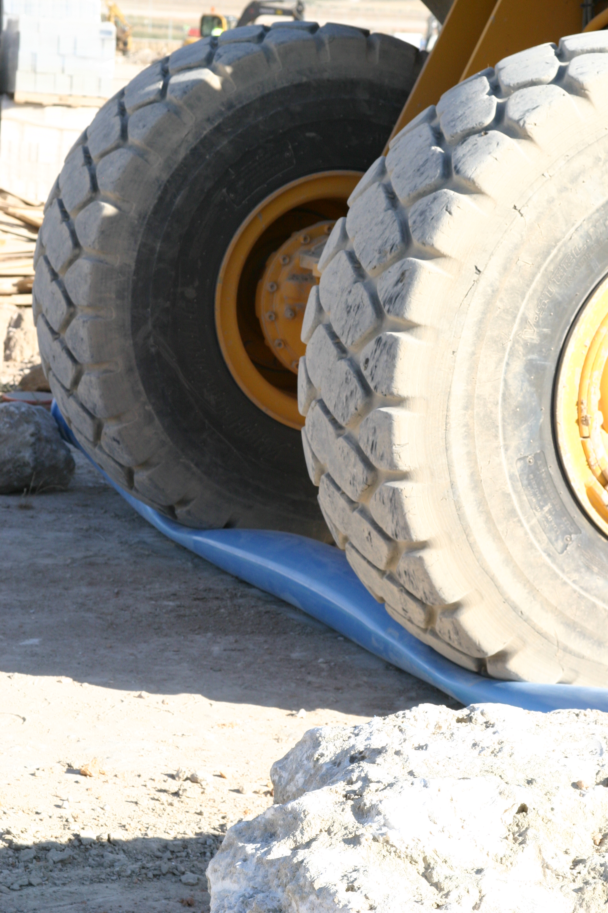Caño de PVC-O TOM es aplastado por una máquina pesada sin sufrir daños físicos gracias a su gran resistencia a impactos y su flexibilidad.